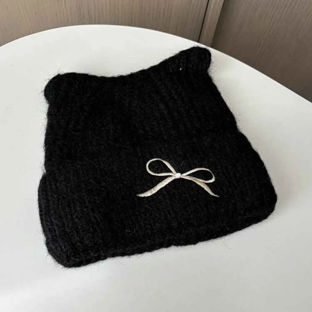 Einfache, einfarbige Mütze mit Katzenohren, winddicht, wärmend, aus gestrickter Wolle, verdickte, vielseitig kombinierbare Strickmütze für Mädchen. – Detail 7