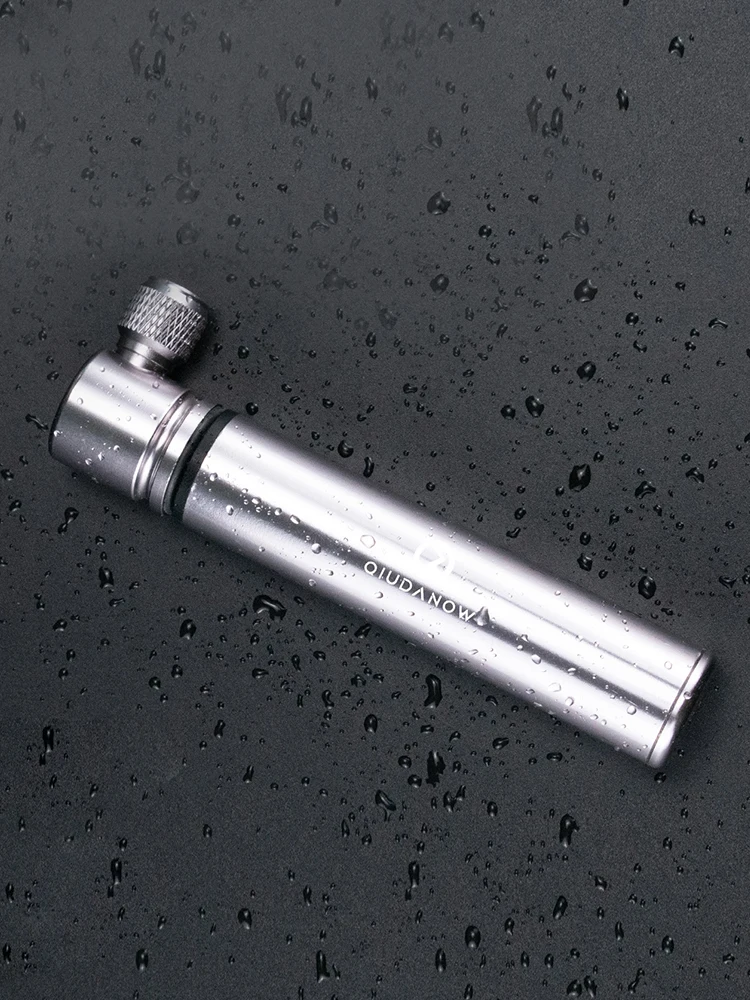 

QIUDANOW Содифицированный шоссейным велосипедом Очень мини-сверхлегкий ручной воздушный насос Макс. 90 фунтов на квадратный дюйм подходит для клапана Presta Материал из алюминиевого сплава с ЧПУ