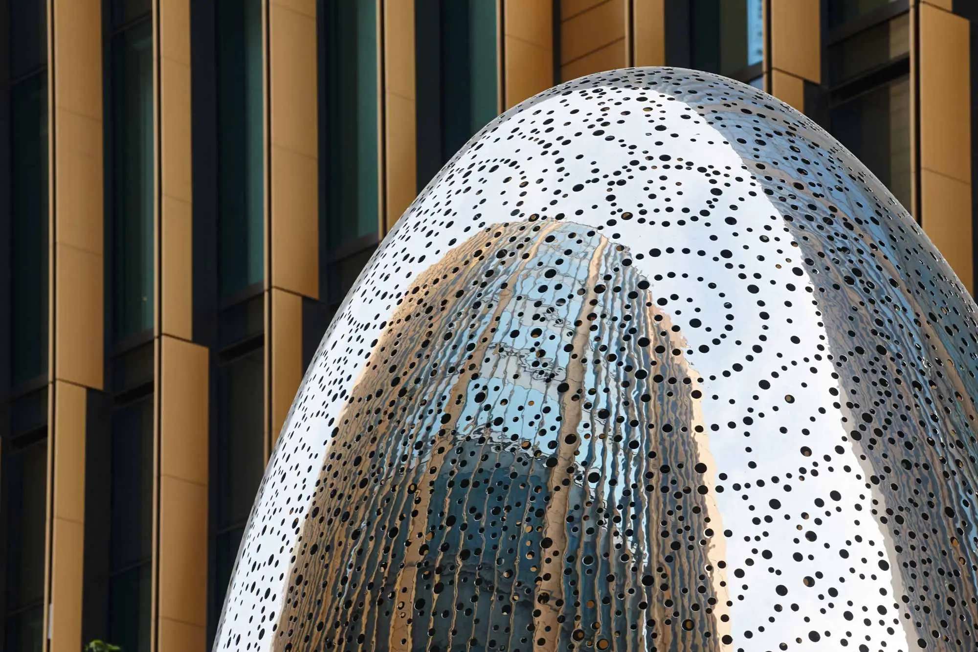 Decorazione esterna Hotel Grande arte astratta moderna Sfera ovale cava lucida Scultura in acciaio inossidabile Statua a LED in metallo