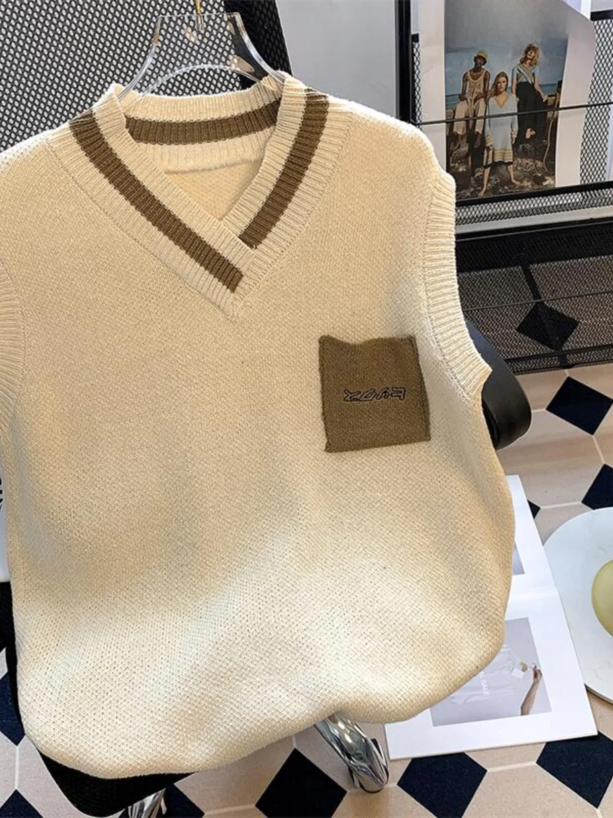 

Loose Men's V-Ne Sweater Vest Autumn Winter Faionable Japanese Sle Color Blo Layering oulder Pad ex Knitted Vest