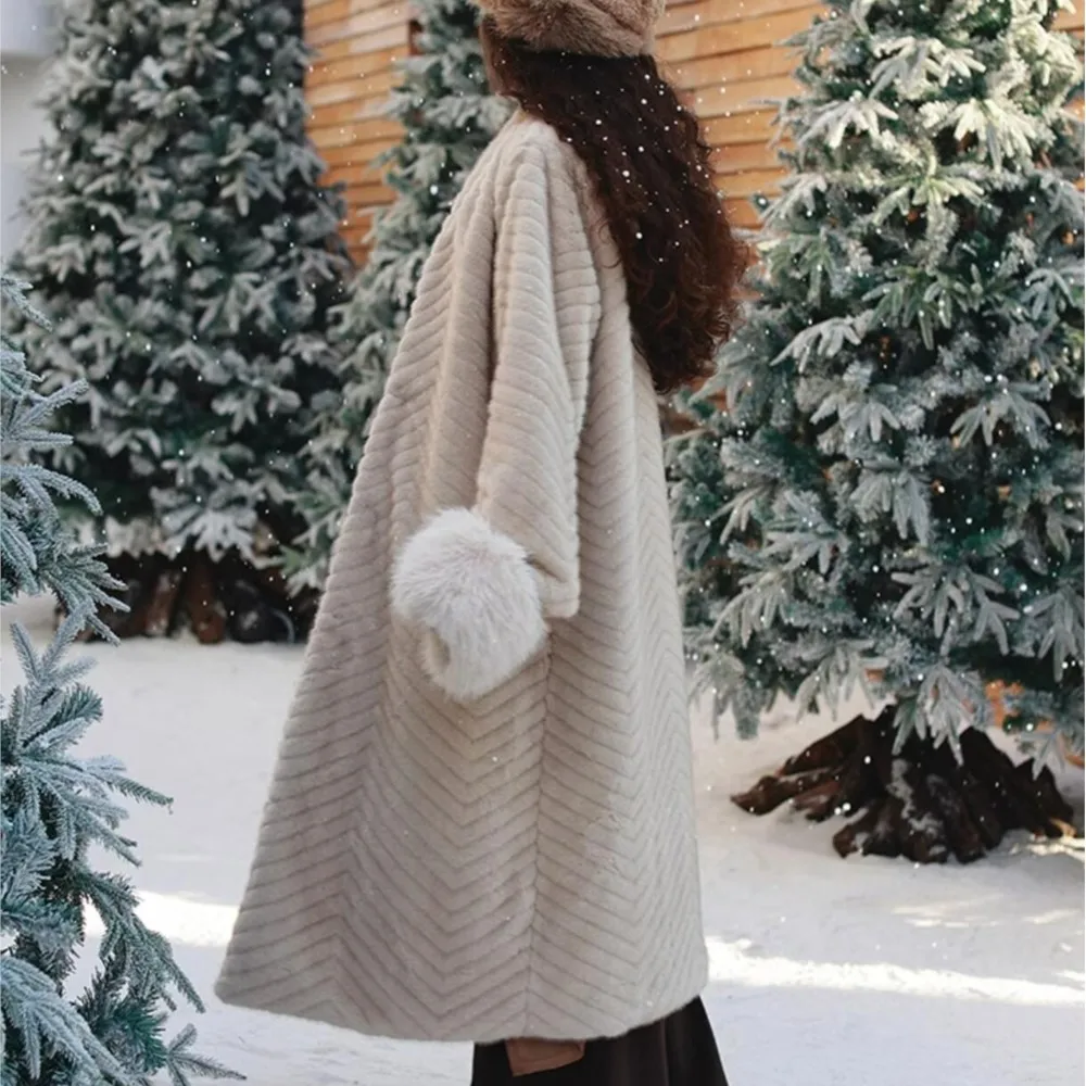 2-farben Winter Prägung Welle Streifen Muster Faux Nerz Pelzmantel CHIC Frauen V-ausschnitt Volle Hülse Lose Warme Midi Lange Oberbekleidung