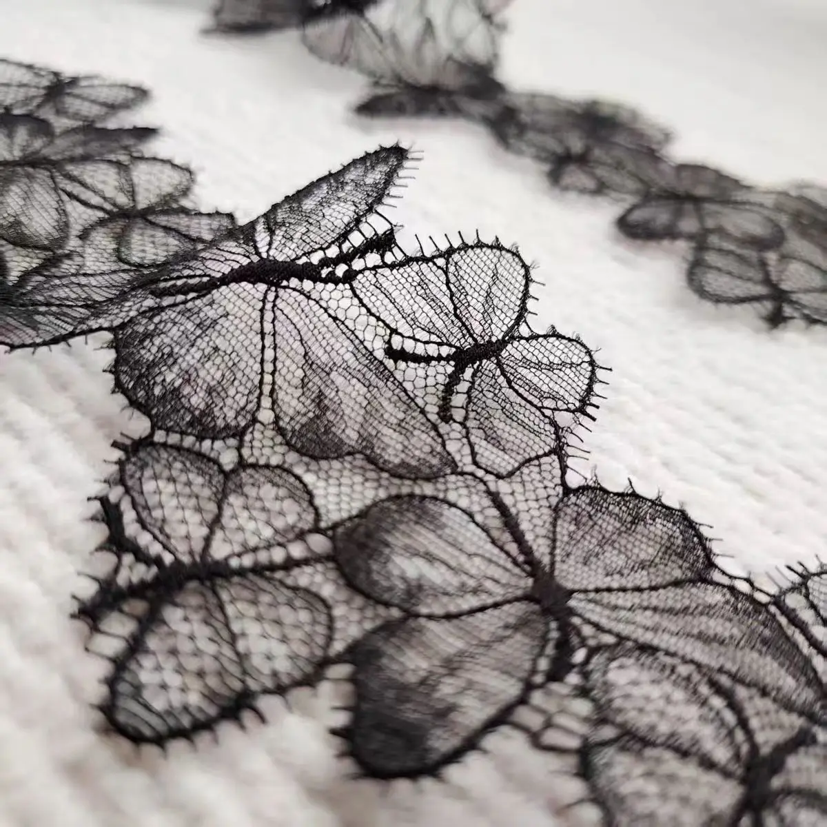 1 Yard schwarz-weißer Schmetterlings-Stickerei-Spitzenstoffbesatz für Kleider, Vorhänge, Hosen, Dekoration, DIY-Näharbeiten, Reparaturen