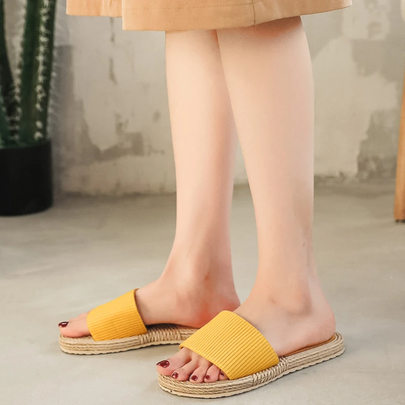 Sepatu anti-selip, Kasut tren perempuan Anti slip dengan sol lembut nyaman silang dengan sandal datar dan sandal jepit 2024