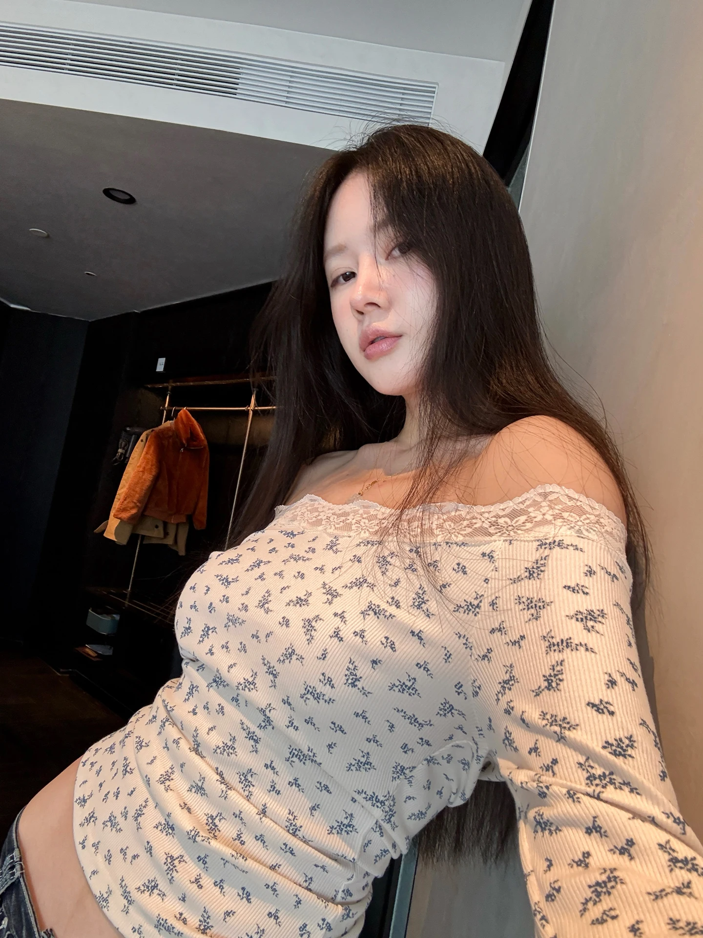 

Сексуальный топ с одним открытым плечом, кружевными вставками и цветочным принтом, вязаный, повседневный, с длинным рукавом, в стиле Matou Ci Walk