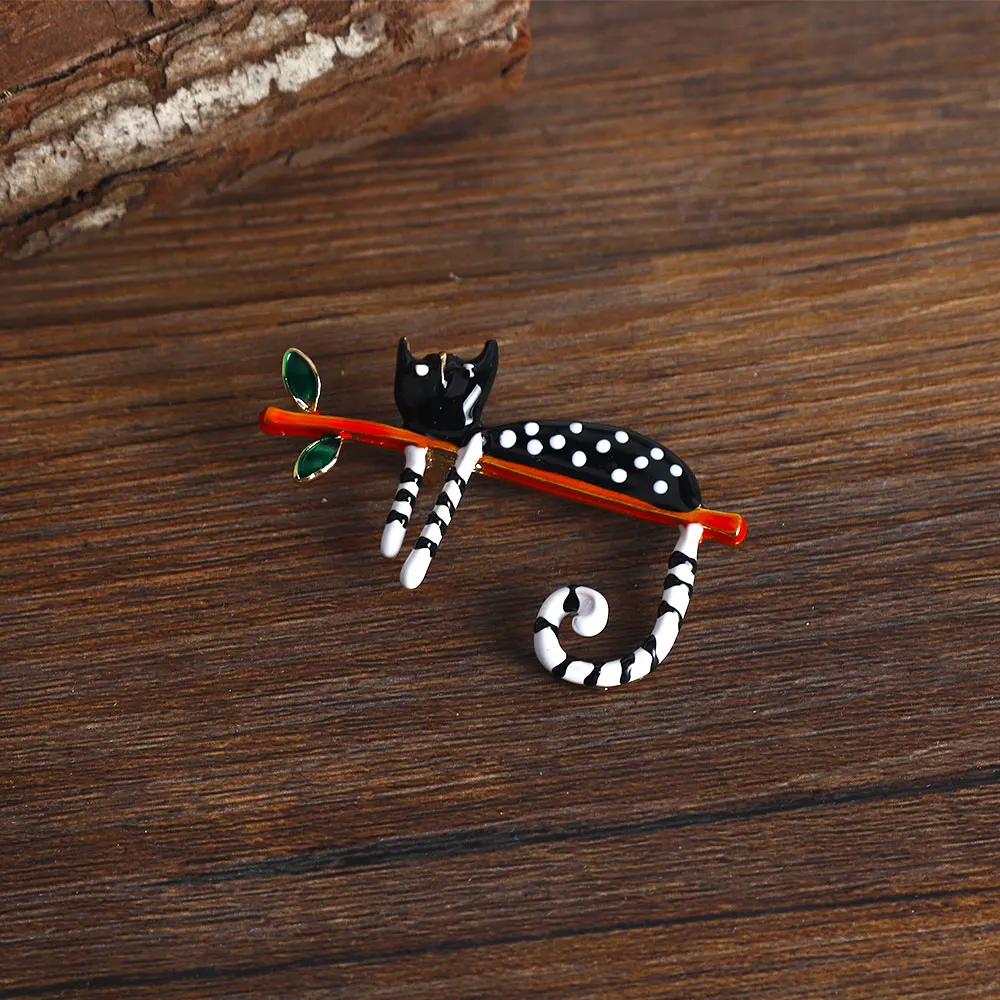 創造的な怠惰なドットキャットブローチピン、枝に横になる、カワイイレッドラブハートパターン、バッジコサージュ、ラペルピンアクセサリー、ギフト