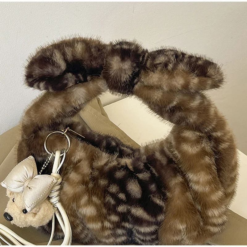 Handtasche mit Reh-Spot-Textur und Kunstfell-Griff, flauschige Plüsch-Tragetasche mit Taschenanhänger, weiche, flauschige Winterhandtasche für Damen – Detail 11