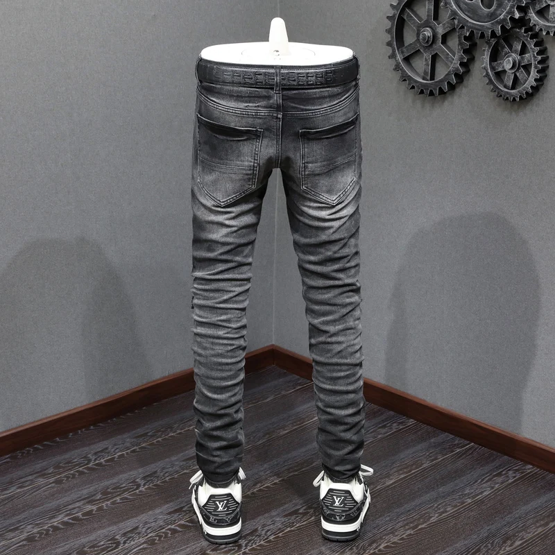 Modeontwerper Heren Jeans Hoge kwaliteit Retro Zwart Grijs Stretch Skinny Fit Gescheurde Jeans Heren Lederen Gepatchte Hip Hop Merkbroek