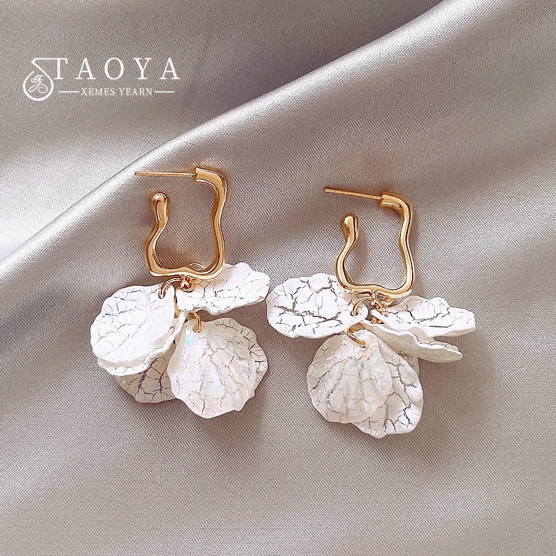 

2023 New Sweet White Crack Petal Pendant Drop Earrings Korean Fashion Jewelry For Women‘s and Girl‘s Christmas Party Accessories