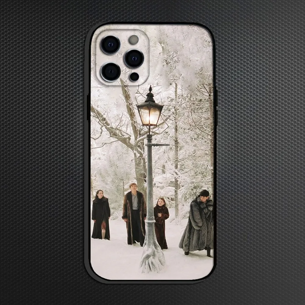 حافظة هاتف The Chronicles of Narnia لهاتف iPhone 16,15,14,13,12,11 Plus, Pro Max، غطاء أسود من السيليكون الناعم