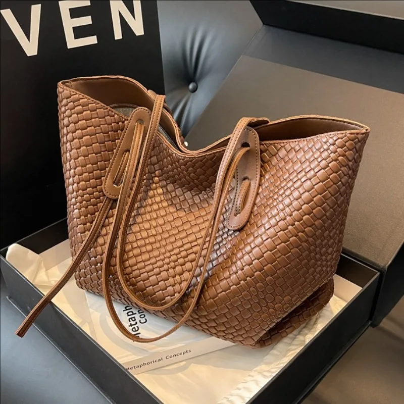 

Small-sized retro woven pattern handbag for women new fashion versatile commuter shoulder tote bag