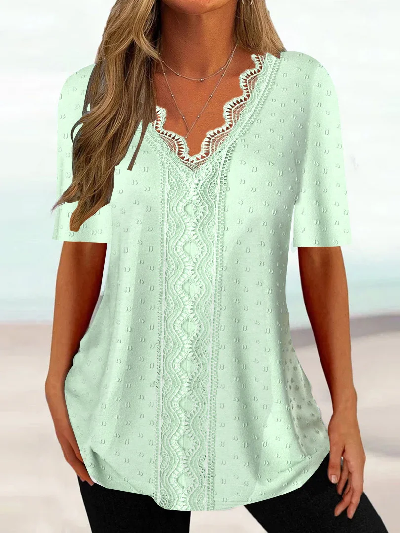 Plus Size Women's Half Sleeve V-neck Graphic Lace Top