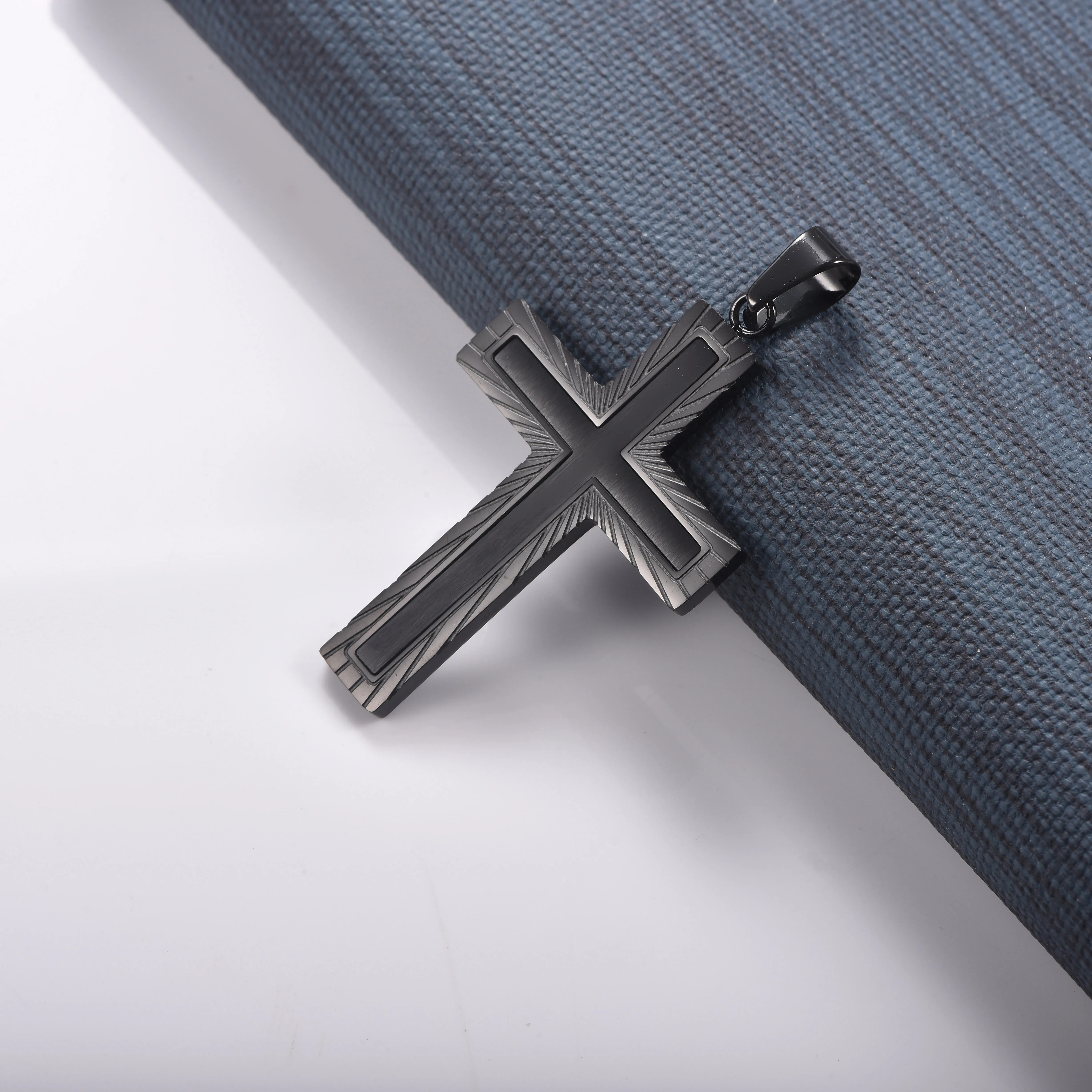 Vintage-Halskette mit Kreuzanhänger aus poliertem Edelstahl, Unisex, für den täglichen Gebrauch, Geburtstags- und Weihnachtsgeschenk. – Detail 3