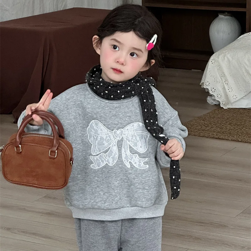 2025 شتاء النسخة الكورية الجديدة من الفتيات الدانتيل المطرزة سترة الأطفال المخملية سميكة الجولة الرقبة طويلة الأكمام