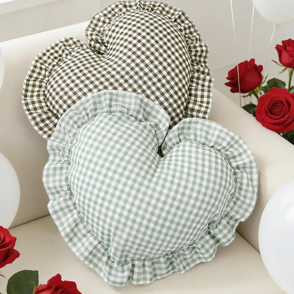 BUYNOW 1 Stück kariertes Stoffkissen mit Rüschen, Herz, Liebe, romantisches Kissen für Sofa, Schlafzimmer, Wohnzimmer, Heimdekoration, Kissen mit Füllung – Detail 3