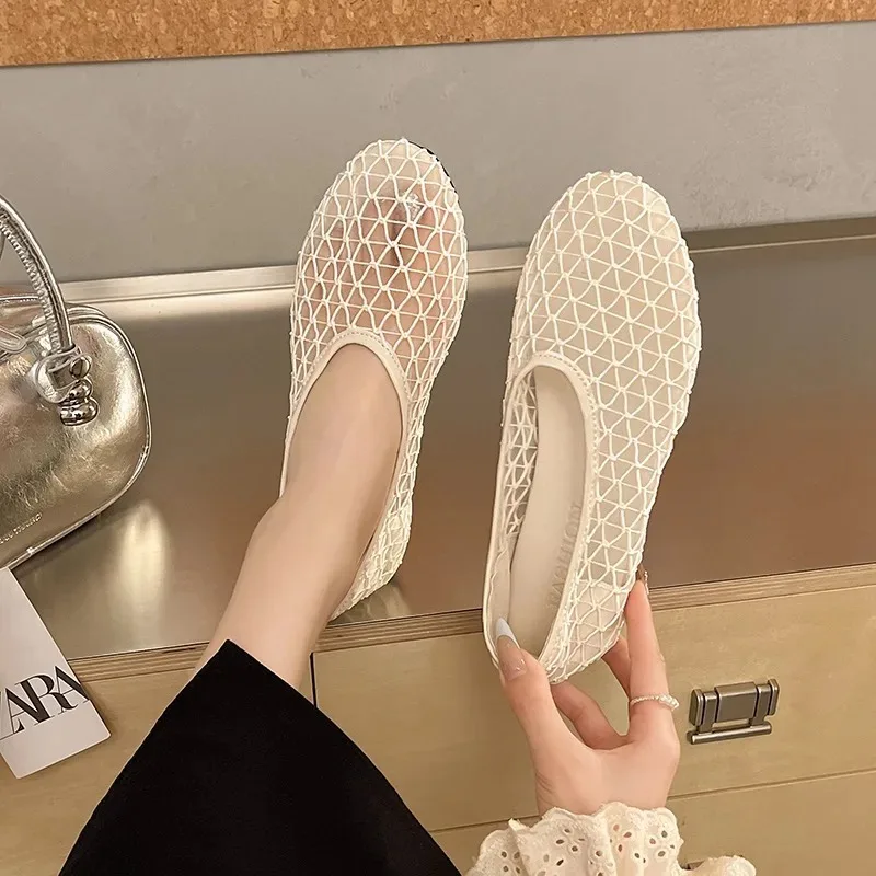 En été, portez des chaussures plates pour femmes à bout rond, avec boucles droites, décontractées et confortables, des chaussures Mary Jane à découpes, des chaussures en résille.