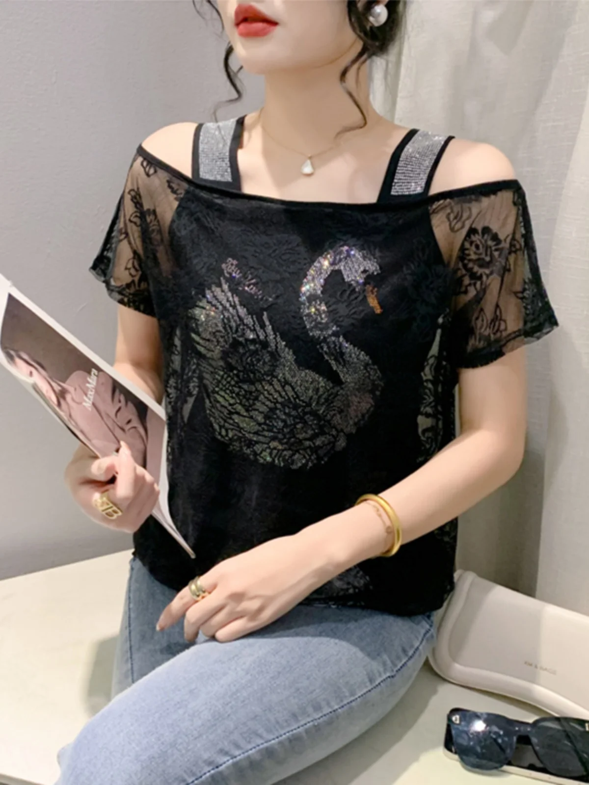 

Кружево Splice ort Sve oulder Bared T irt Женский дизайн Sense Fake Свободный крой из двух частей Small irt Корейский Sle Commute