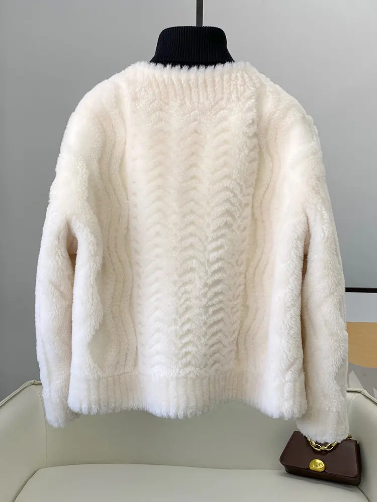 New winter 2025 sheepskin and fur integrated coat for women, short short Haining fur coat with cut patterns of granular lambskin