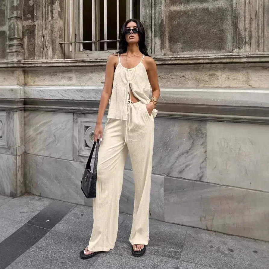 

Новая коллекция весны и лета 2025 года. Элегантный дизайн. Однотонный плиссированный топ на шнуровке и прямые брюки.