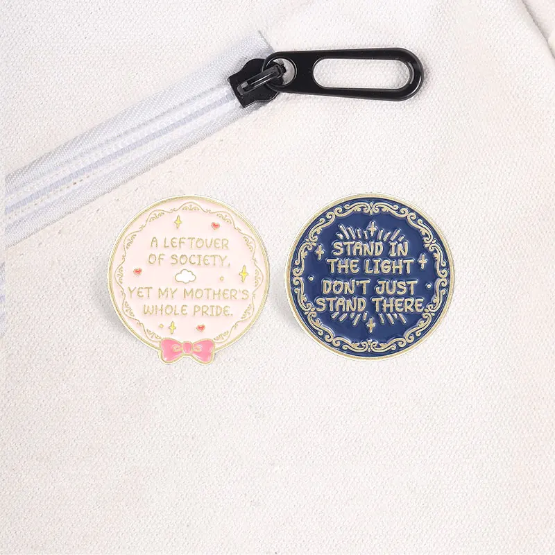 Vintage runde Emaille-Abzeichen „Leftover Of Society And Stand In The Light“-Zitat, Anstecknadel mit Goldrand, Metallbrosche, Schmuck, Geschenk für Freunde – Detail 4