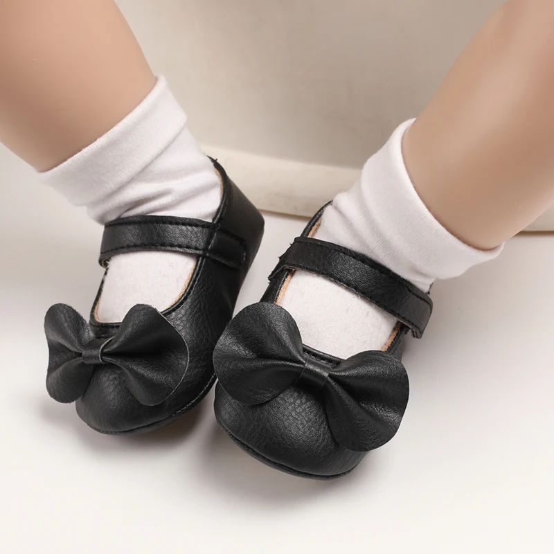 Einfarbige PU-Leder Prinzessinnen-Schuhe mit Schleife und rutschfester Gummisohle für Babys von 0-18 Monaten. – Detail 14