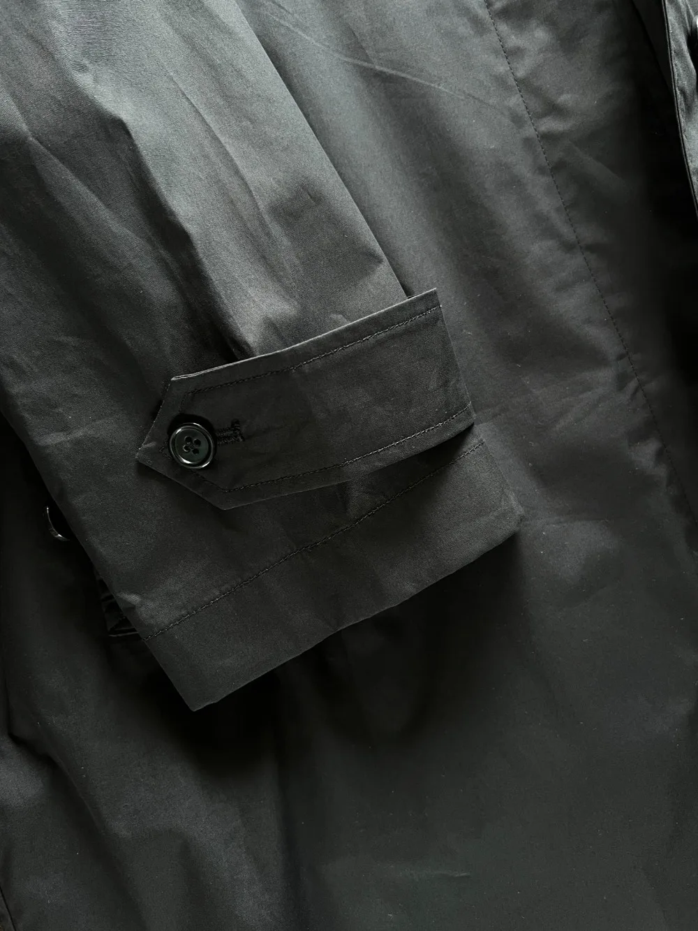 ความหนาแน่นสูงซาติน Twill Silhouette เสื้อกันลมสีดําผู้หญิง Trench