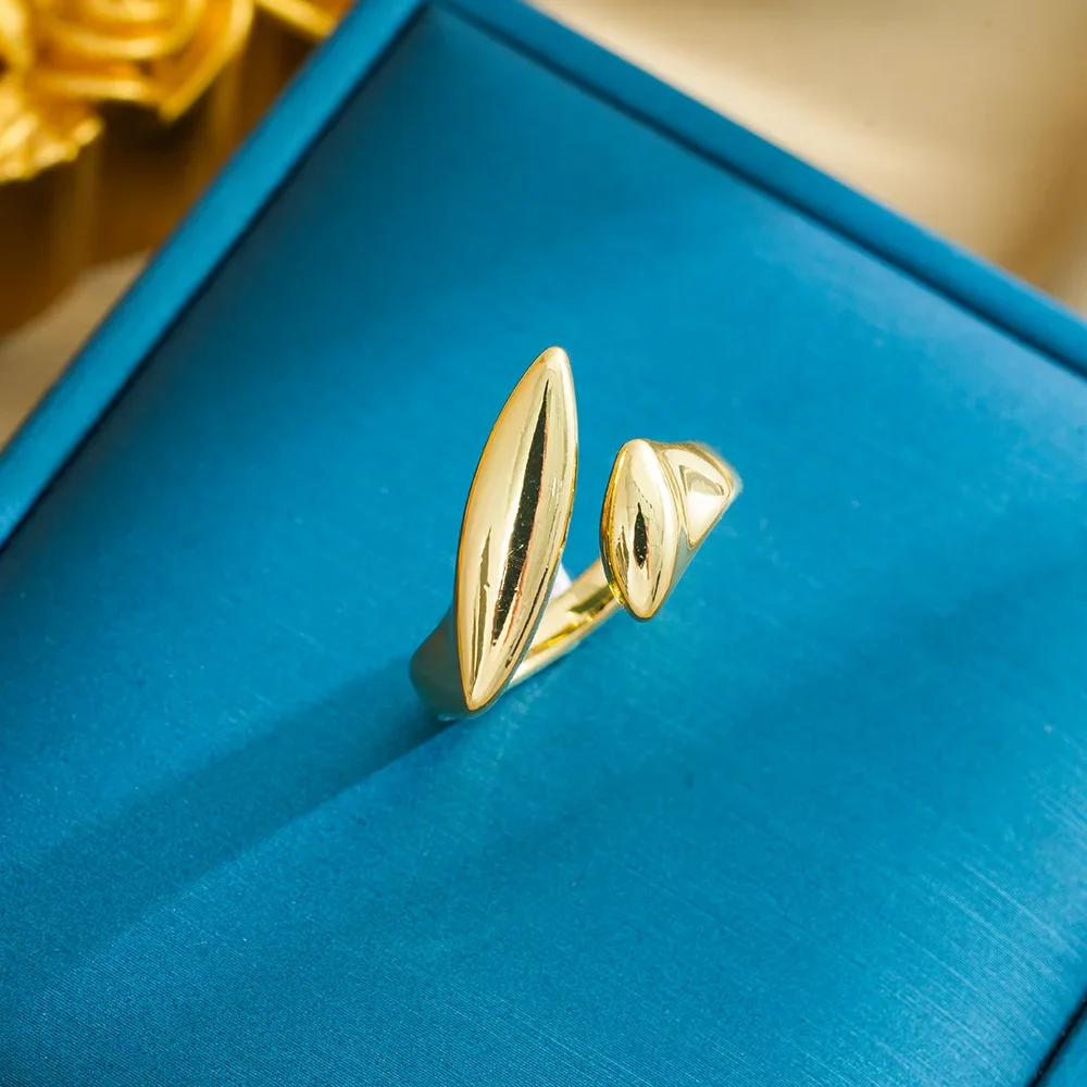 

2025 new An 18K gold lava mirror-like opening ring for women with an irregular geometric arc
