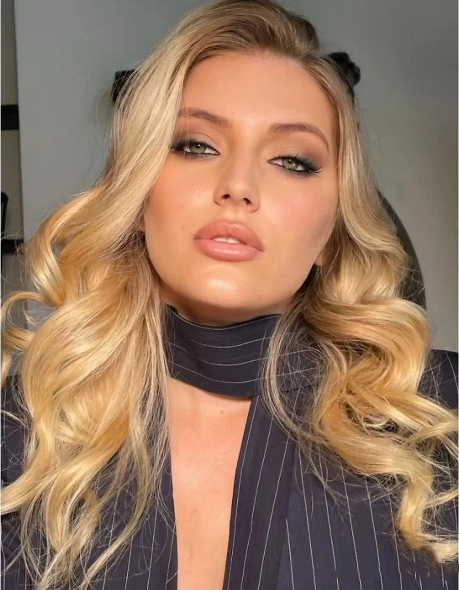 Parrucca anteriore in pizzo HD Biondo miele Radice scure Spalla Parrucca sintetica Parrucca a onde sciolte in fibra di lusso premium per donna Look realistico