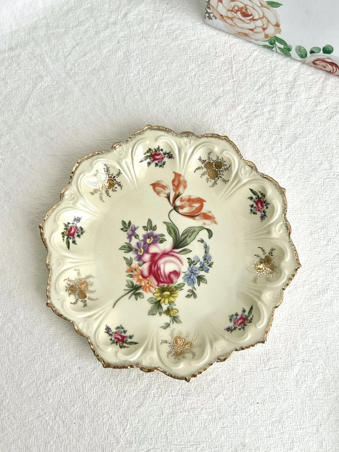 Palace Style Retro European Rococo Octagonal Drawing Gold Plate Export Old Goods Beige Flower Porcelain Dinner Plate