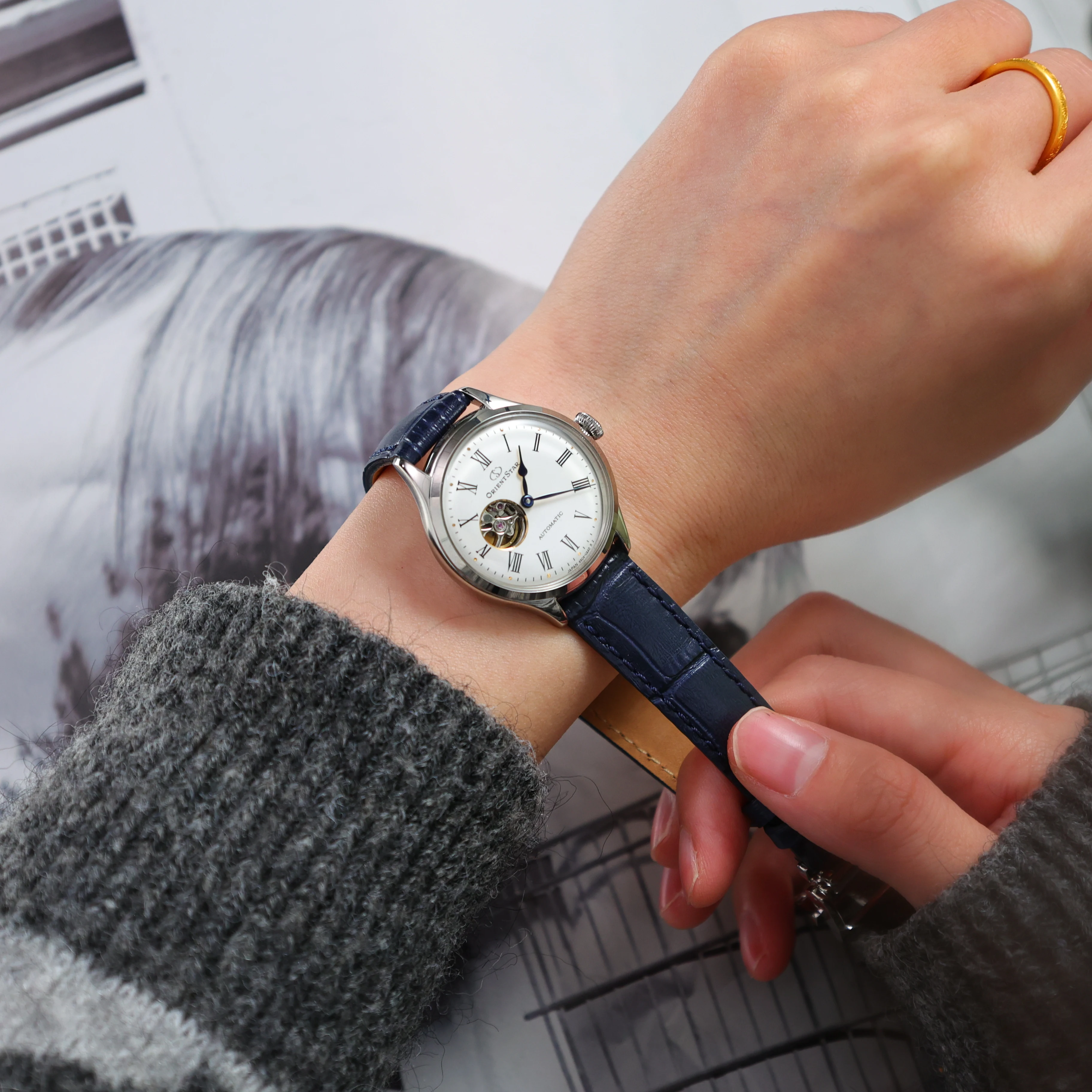ساعة أورينت ستار اليابانية الأصلية للنساء ساعة ميكانيكية أوتوماتيكية مقاومة للماء وشريط جلدي