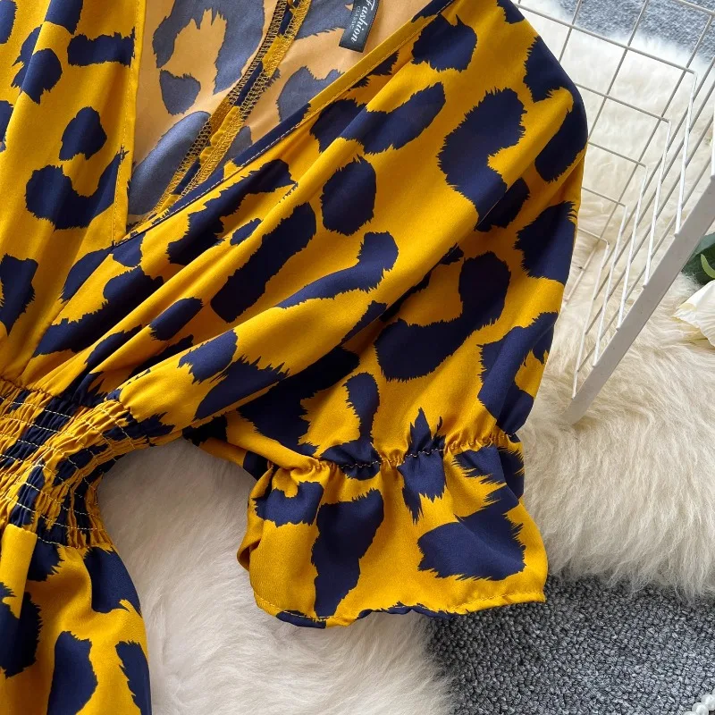 Macacão feminino de verão moda leopardo impressão outfit chique casual com decote em v manga curta elástica cintura alta magro perna larga macacão