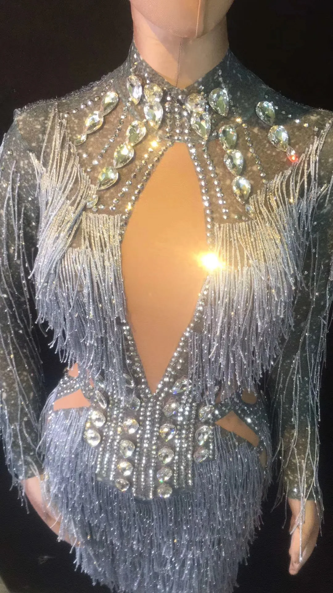 Borla de diamantes de imitación de cristal brillante plateado para mujer, vestido Sexy para fiesta de noche, ropa de cumpleaños, traje de cantante de escenario, Bar