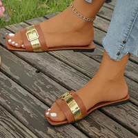 Sandales plates légères pour femmes, chaussures décontractées à décorations métalliques, modèle 2026, à bout carré, avec chaîne, tongs de plage pour femmes. 4