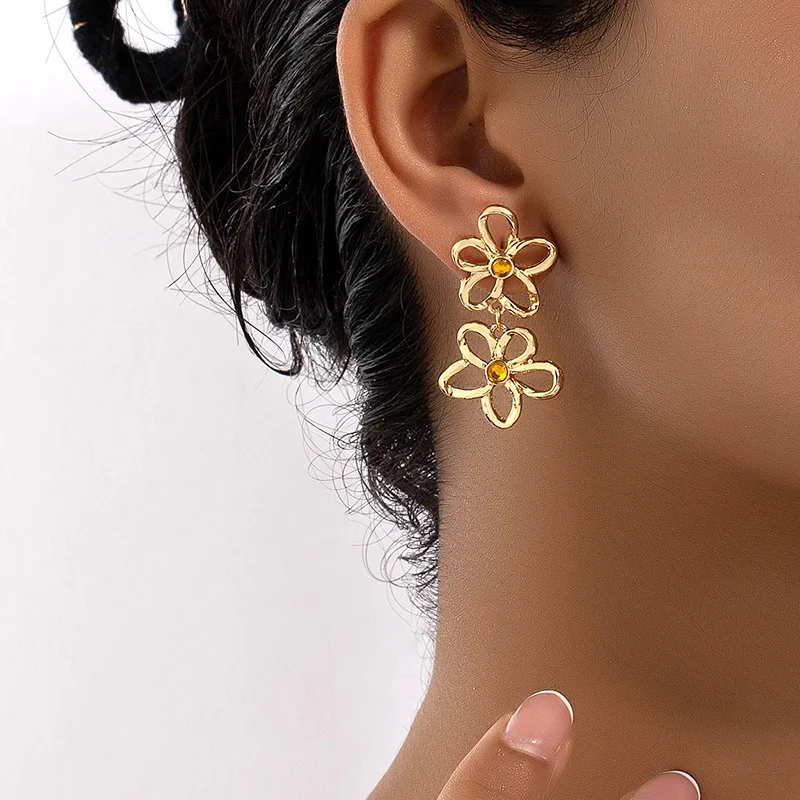 Gold Color Hollow Flower Hanging Earrings New Fashion Rhinestone Middle Floral Bohemian Women'S Dangle Earrings Jewelry Gift