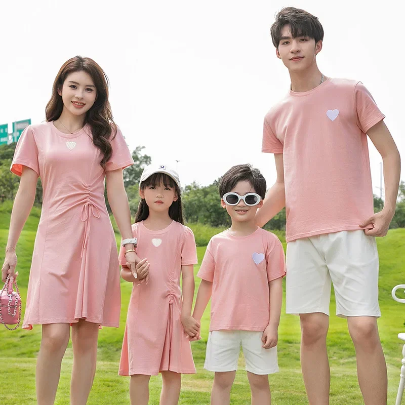 

2024 Family Matching Outfits Mom Dad and Son Father Boys Sets Equal Women Girls Dresses Pink Mother Daughter Summer Clothes