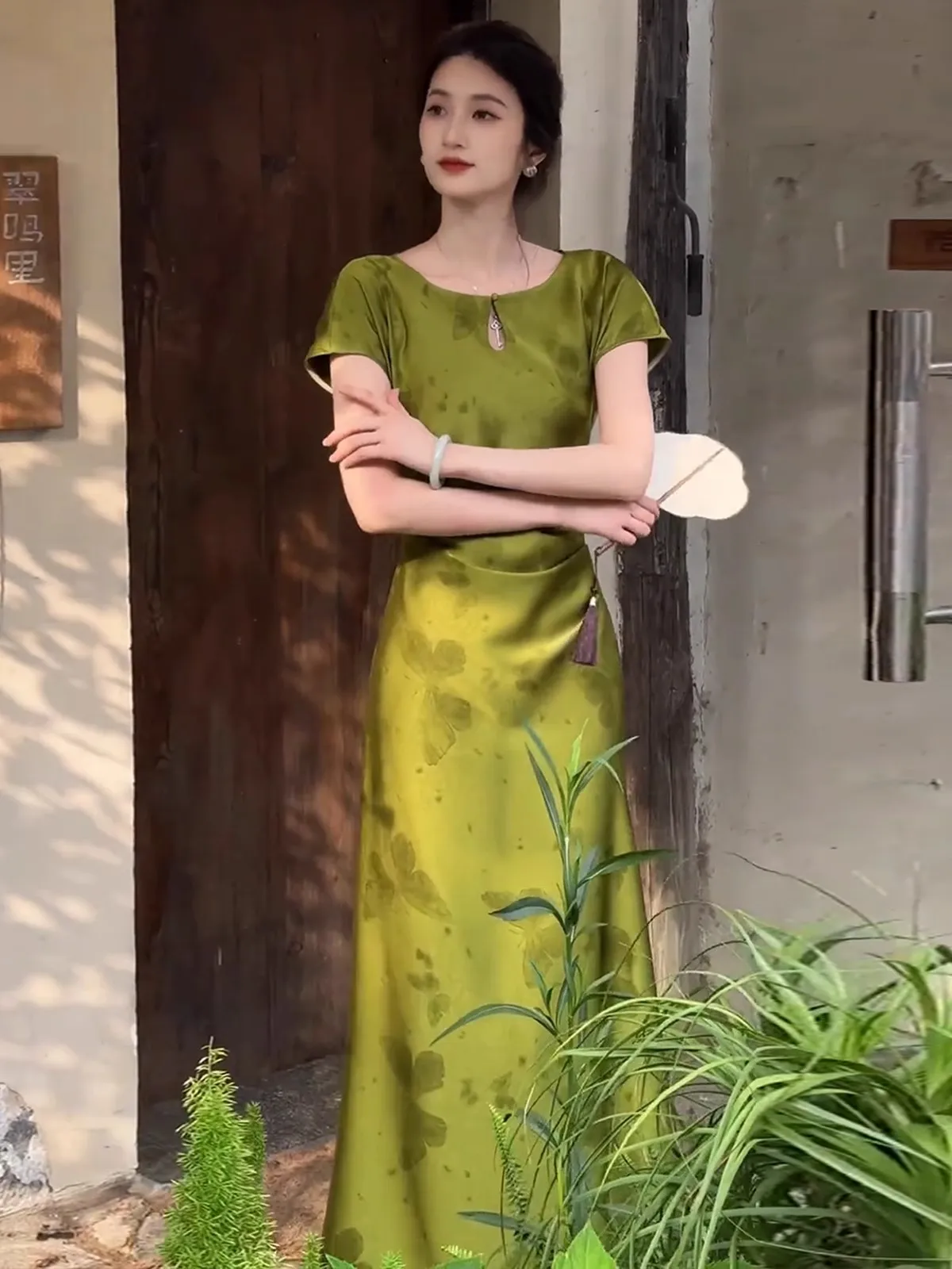 ชุดกี่เพ้าลายดอกไม้ผ้าซาตินสไตล์จีน ทรงเอ กระโปรงยาวปานกลาง เอวสูง ช่วยพรางหุ่น ดีไซน์เฉพาะตัว สำหรับฤดูร้อน