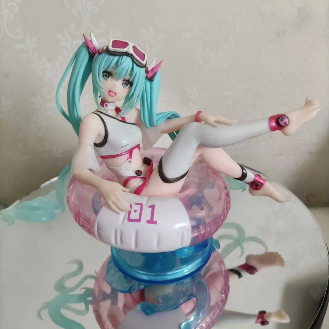 Original Hatsune Miku รูป Aqua Float Girl Pool Party 99400 Action Figurines สาว Kawaii คอลเลกชันรูปปั้นตุ๊กตาของเล่น