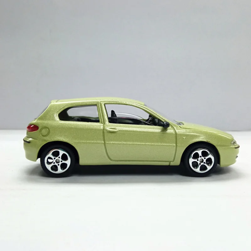 Oryginalny model Alfa Romeo Stelvio Mini z odlewu ciśnieniowego, skala 1:43, stop aluminium, symulacja klasycznego modelu, hobby i kolekcje, pamiątka, ekspozycja.