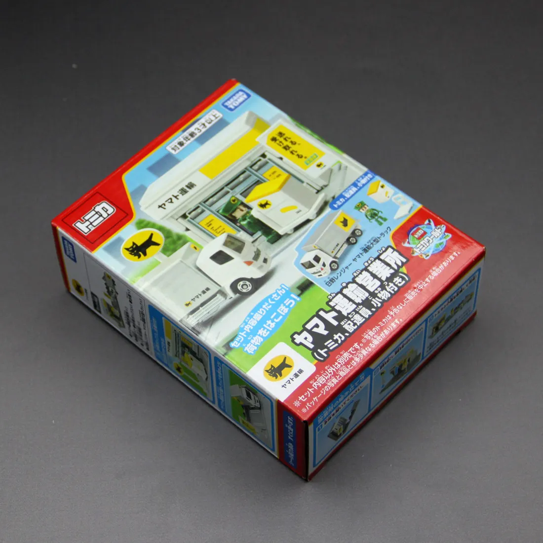Takara Tomy Tomica Town 086826 Yamato Transport Depot Diorama Set,City Logistics Layout,1 Alloy Truck+3 Scene Accessories