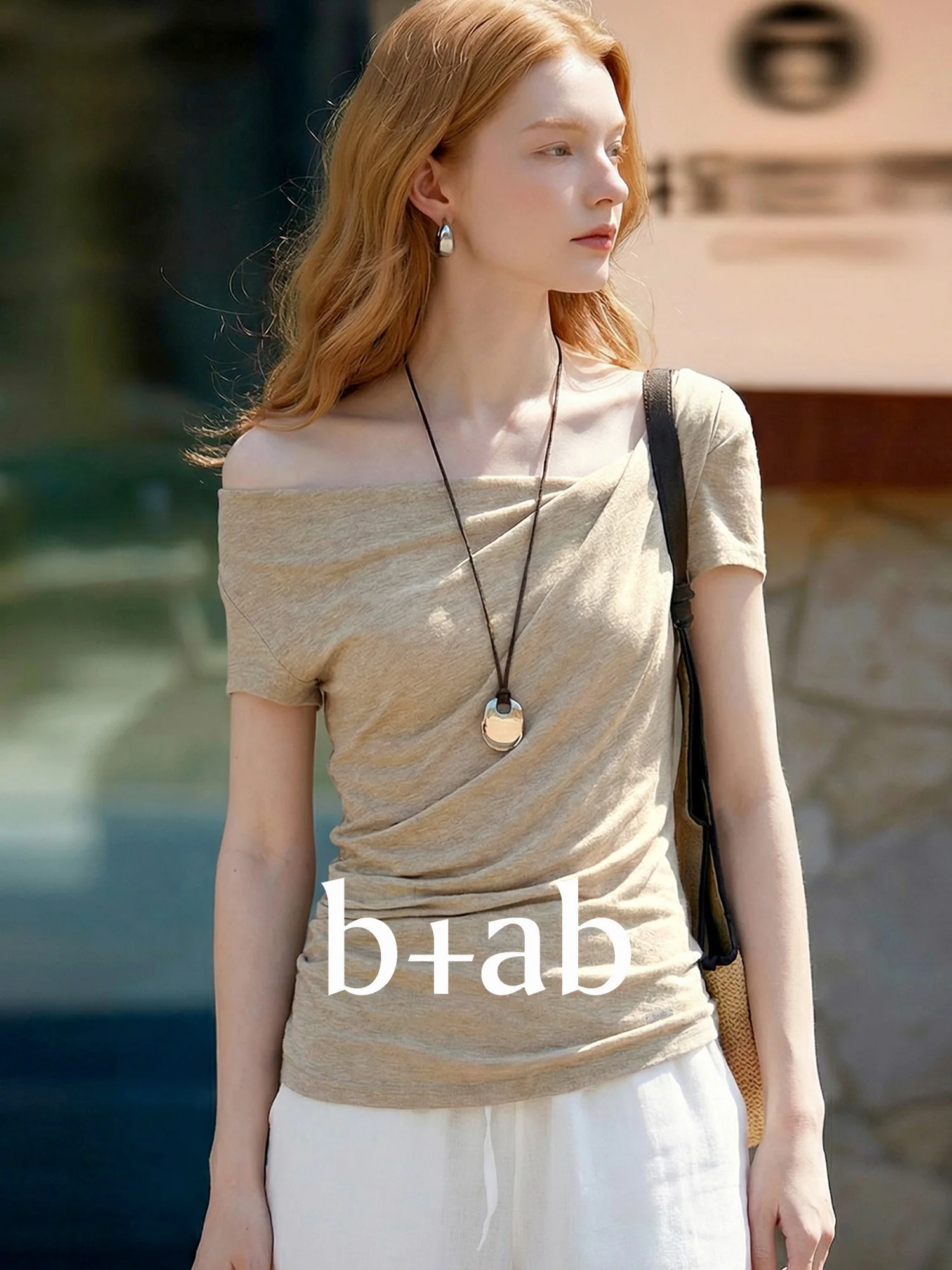 Camiseta Plissada de Manga Curta Bab Design Sense para Mulheres, Nova Coleção de Verão, Top Casual com Ombros Expostos e Cint...