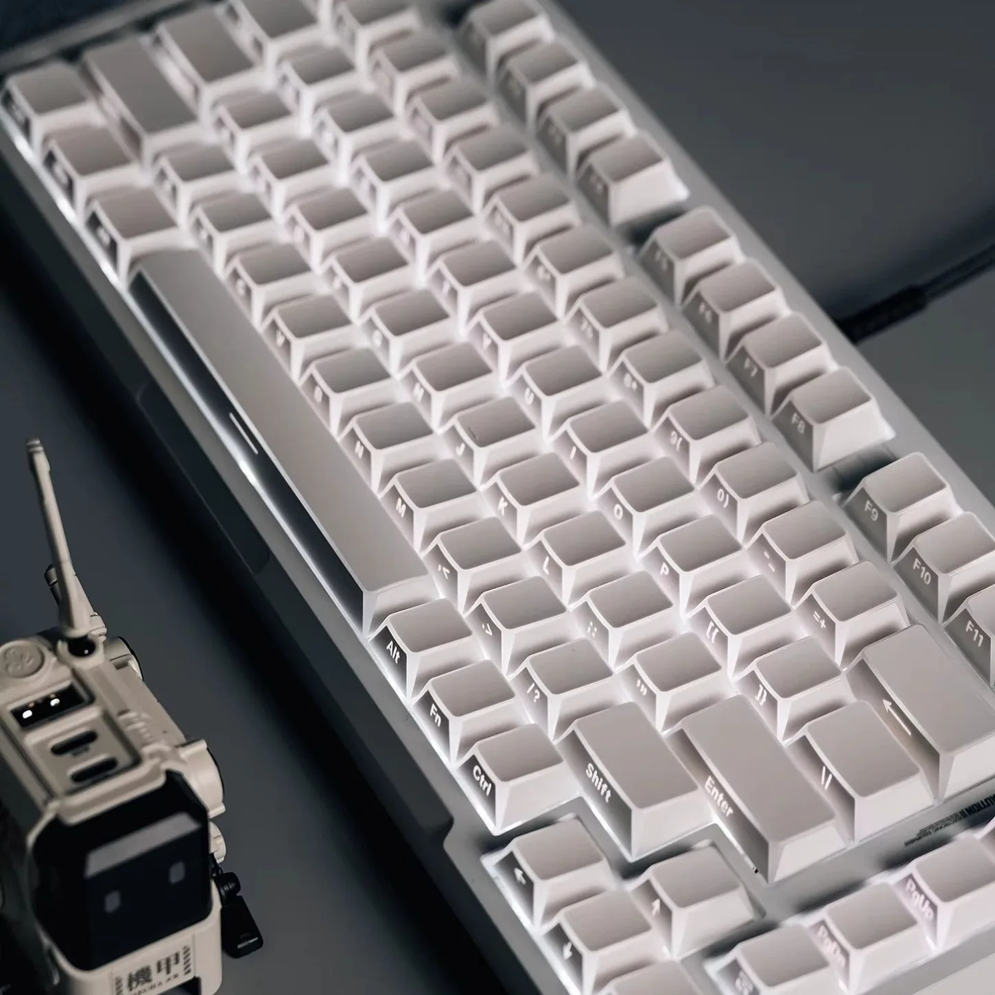 

White Folded Shadow 3.0 Angular Translucent Side Carved Cherry Keycap with 130+keys PBT Suitable for 60/64/84/98/108 Keyboards