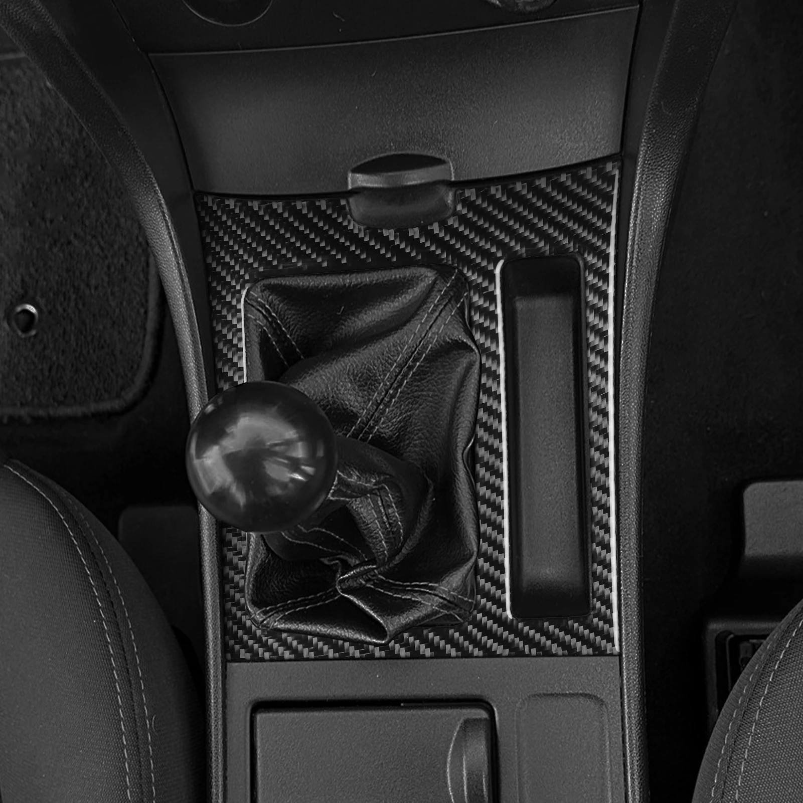 

Декоративные наклейки из углеродного волокна для центральной консоли и панели рычага переключения передач Mazda 3 2004-2009 годов выпуска