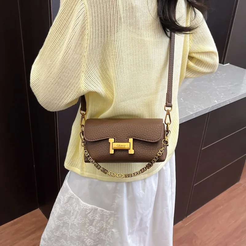 Bolso cuadrado pequeño versátil para llevar debajo del brazo, bolso retro para mujer, nuevo bolso bandolera con cadena de textura de alta gama
