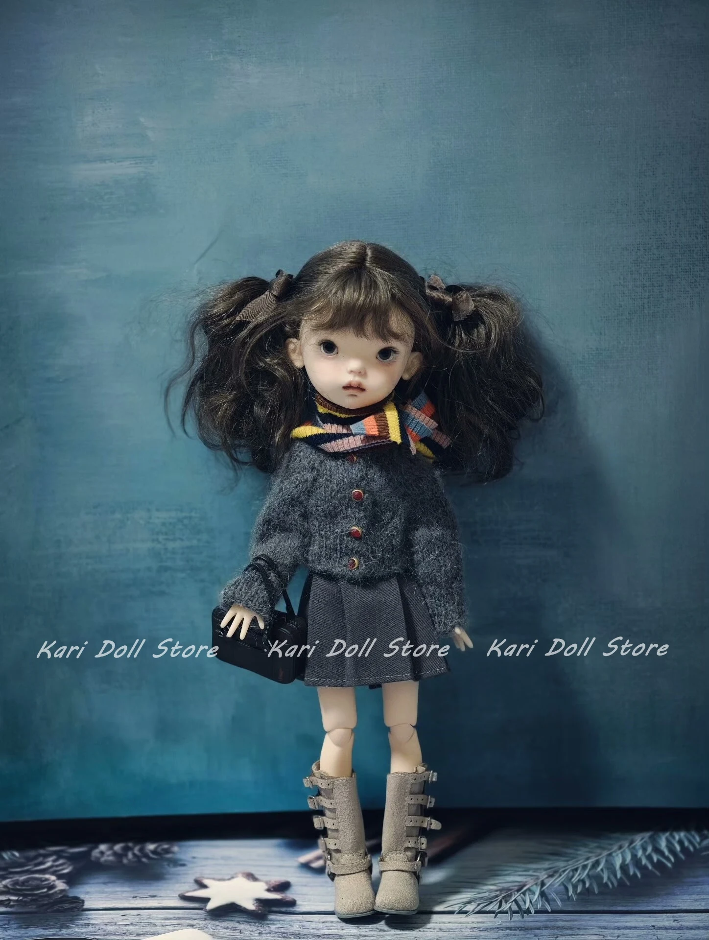 

Kari Doll Одежда и юбки Темно-серый свитер ручной вязки, плиссированная юбка и комплект шарфа для куклы Landazz Landoudou