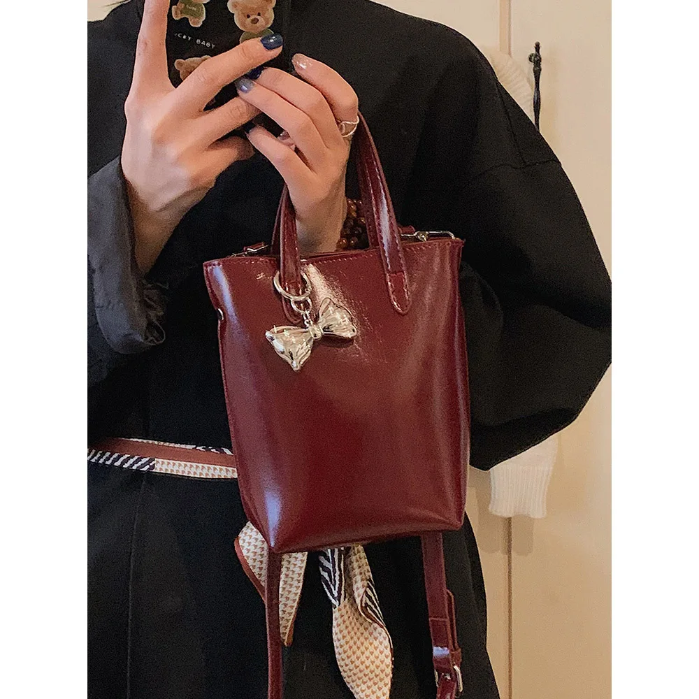 

Маленькие бордовые маленькие сумки для женщин, новинка 2023 года, модная сумка через плечо с подвеской в виде бабочки сверху и ручкой, модные сумки-ведра через плечо