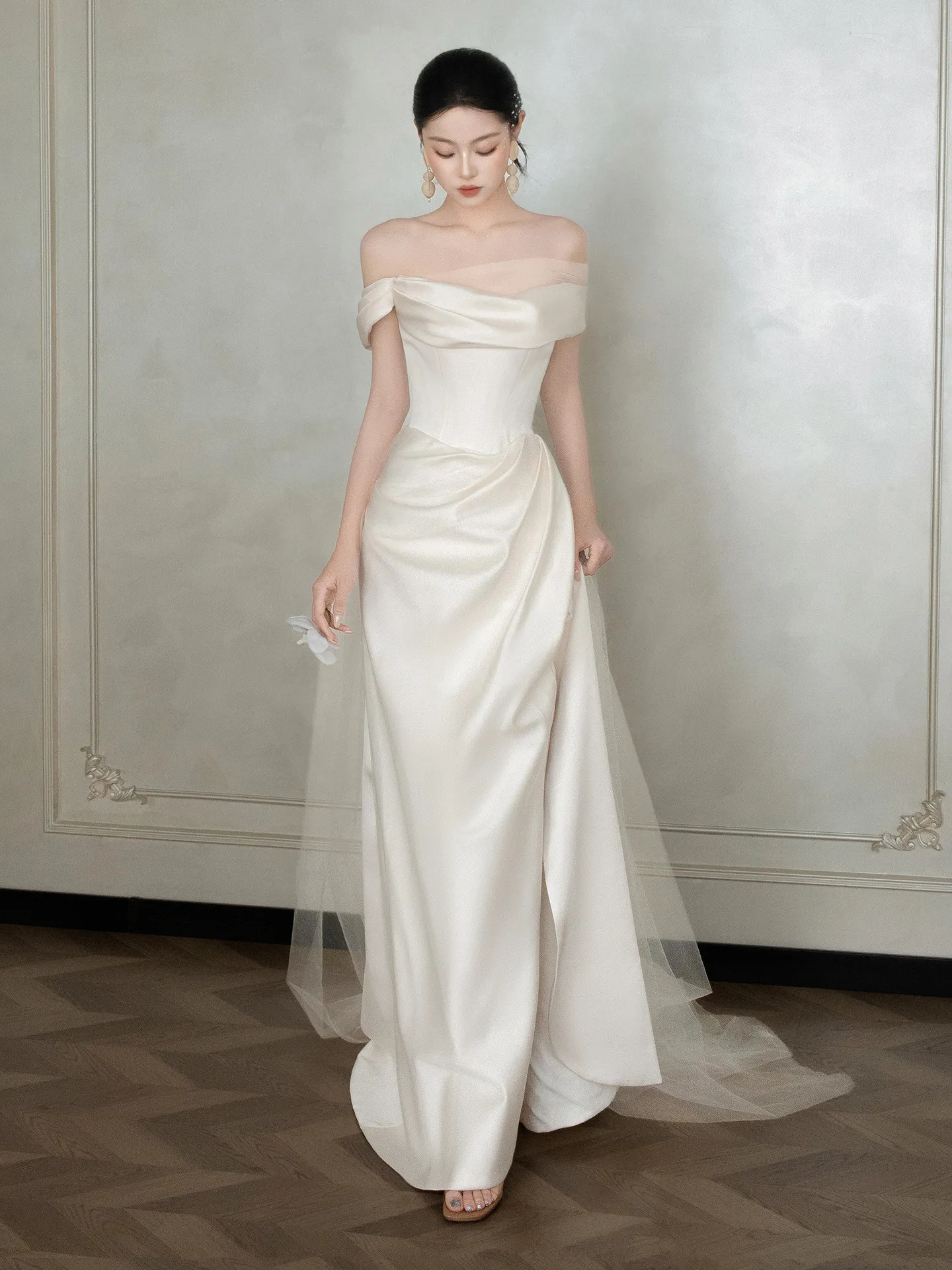 

Satin One-Shoulder Wedding Dress White Simple Lightweight Bride Gown Elegant Entrance Wedding Dress for Hotel Indoor Ceremony