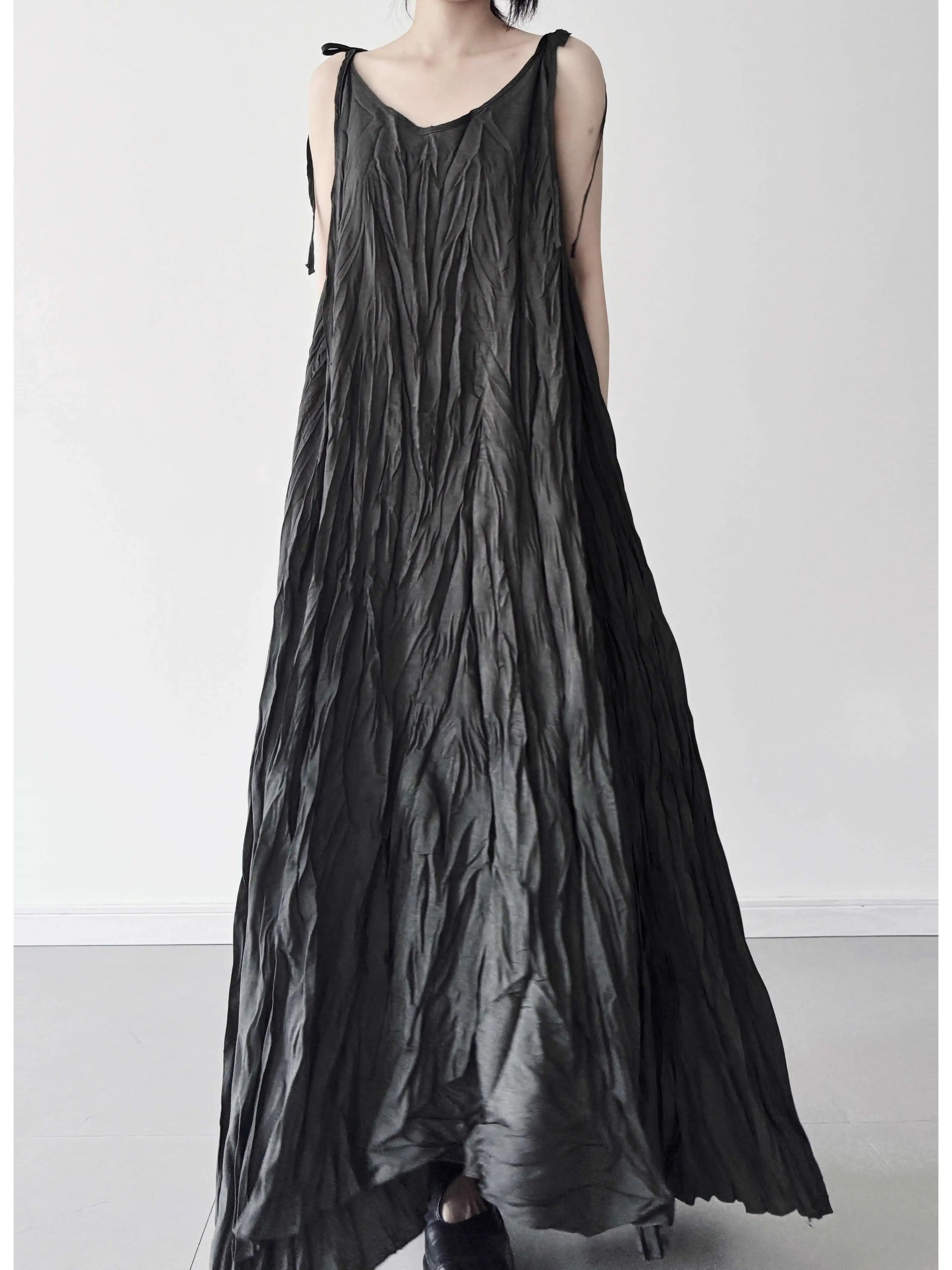 UMI MAO Design di piccola nicchia con pieghe irregolari Abito a canotta con scollo a V Effetto dimagrante estivo Appeso Gonna lunga altalena