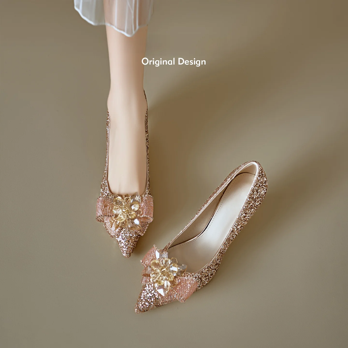 zapatos-de-mujer-de-tacon-fino-con-punta-en-pico-version-en-cuero-con-lazo-de-mariposa-de-cristal-comodos-de-tacon-alto