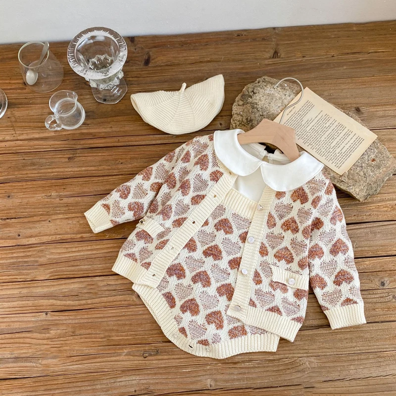 New autumn baby clothing, 0-3 year old girls, heart-shaped sweater, heart-shaped round neck with shoulder strap, sweater