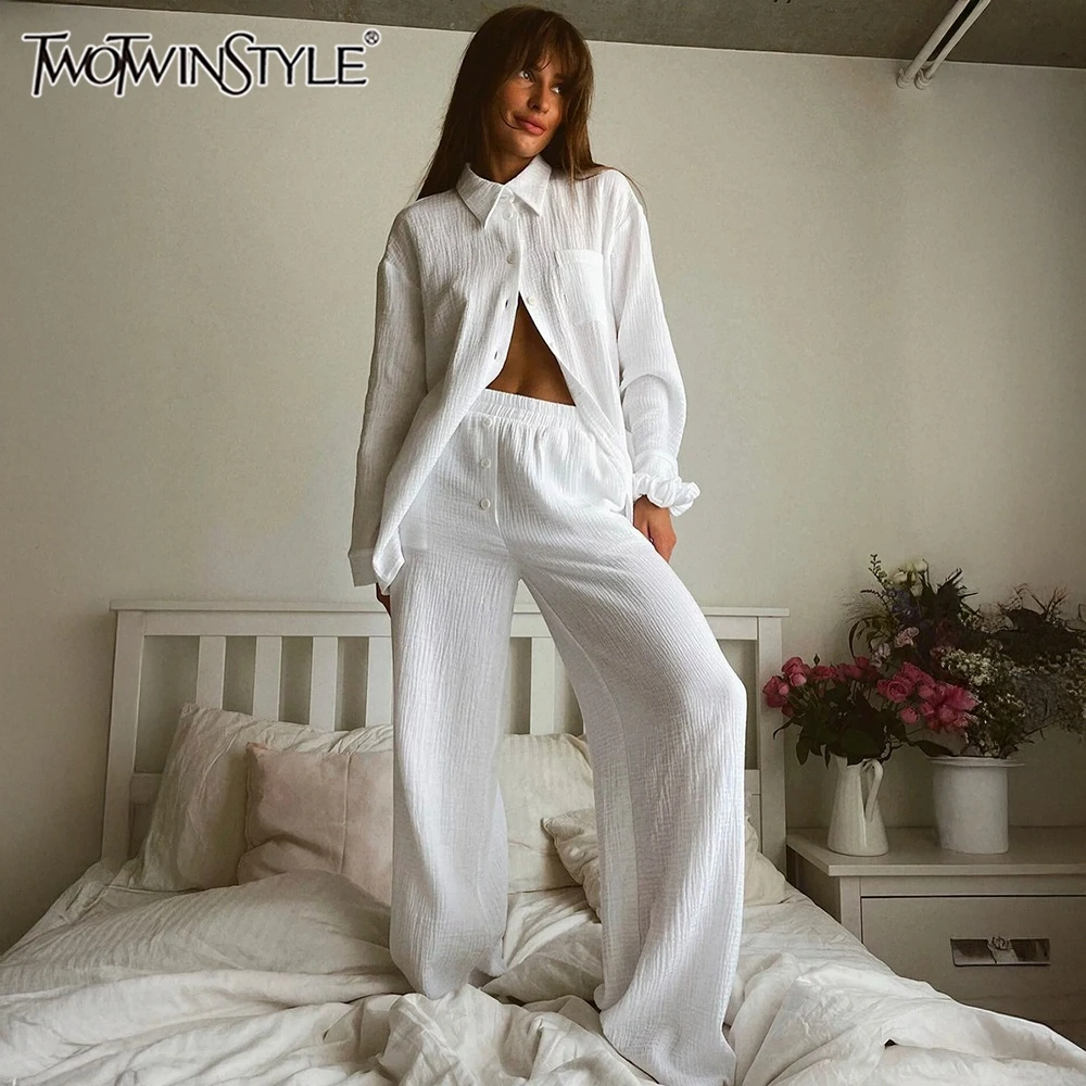 

Костюм TWOTWINSTYLE: белый фактурный комплект из двух предметов для женщин — рубашка оверсайз с отложным воротником и брюки с высокой талией и широкими штанинами для бранча и кофе-брейков