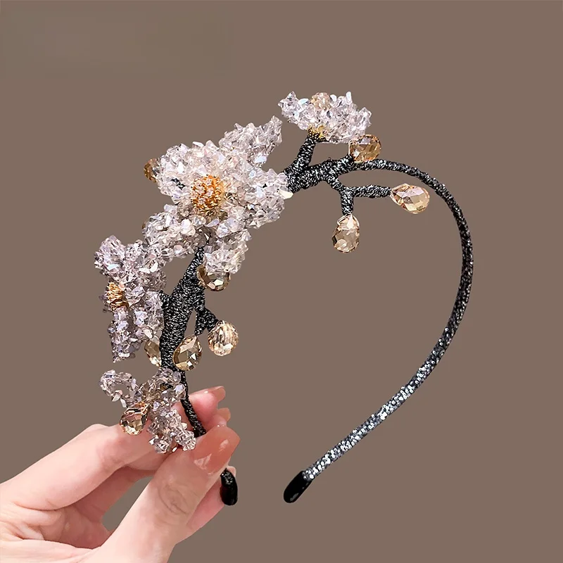 エレガントなクリスタルフラワーヘアバンド　おしゃれな外出用ヘアプレスヘッドバンド　新作2026　ハイフォーディッドヘッドウェア　パステルピンク
